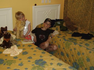 De kinderslaapkamer met mooi opgemaakt bed. Dankzij een kleine fooi worden de pyjama's over de bedden gedrapeerd.