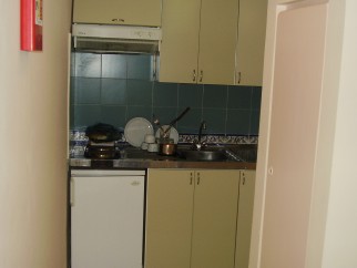 Het keukentje in de hal, ook hier zorgt de fooi voor een schone afwas.