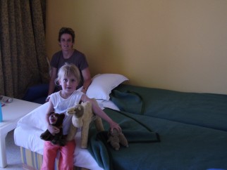 De woonkamer met slaapbanken, een tafel en tv.