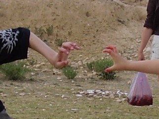 Het spel der gladiatoren met handen bloederig van aardbeiensap