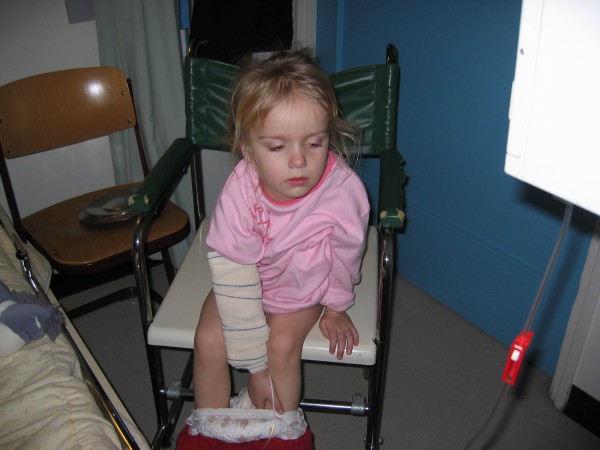 Moegestreden maar weer aangesloten op het infuus, zittend op de po