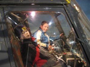 Janwillem en Steven als piloten in een grote marinehelicopter