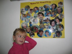 Bij de poster van alle verpleegsters die Willemijn hebben geholpen