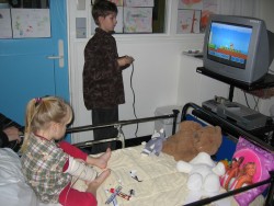 Janwillem laat zien hoe je op de Playstation speelt