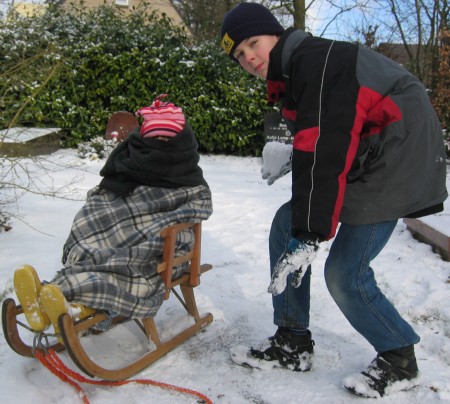 Willemijn ingepakt, Janwillem met sneeuwbal