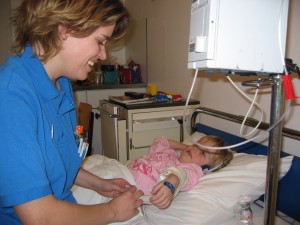 De verpleegster komt het infuus losmaken