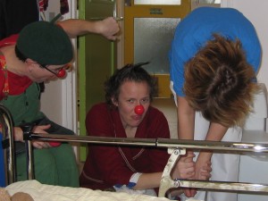 De verpleegster Marleen moet ook buigen