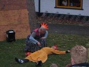 Dennis, het uilskuiken buigt zich over Frank, de prinses