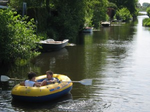 Oskar en Janwillem roeien weg