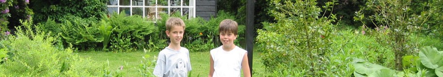 Janwillem en Oskar Bakker voor het huisje