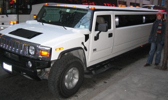 overal verlengde slee�n, hier een verlengde Hummer