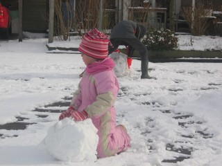 Willemijn en Janwillem rollen sneeuwballen