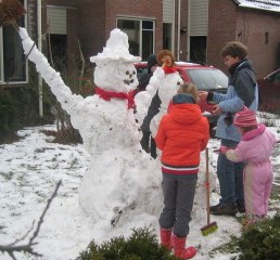 het afwerken van de sneeuwpop