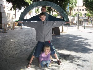 Later staat de hele familie voor een ander beeld