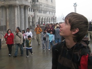 Janwillem bekijkt de muurschilderingen