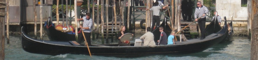 het pontje over het kanaal, de kinderen gaan op en neer