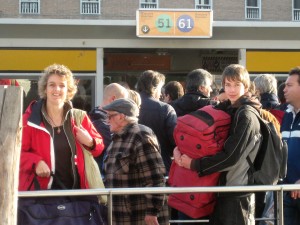 met bagage in de watertaxi