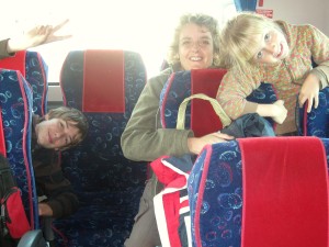 in de bus naar het vliegveld