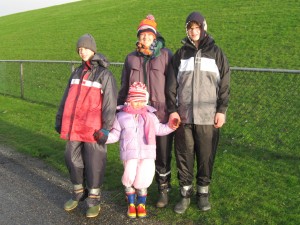 Klaar voor de kou. Het waait erg hard en het water is nauwelijks gezakt