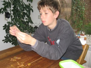 Janwillem bestudeert zijn vondsten