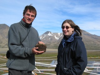 Ren� en Lisa examing a turf