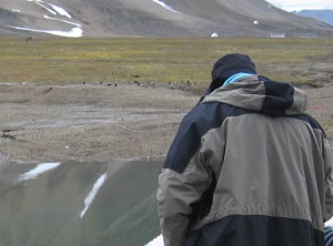 Maarten Loonen observing a family group