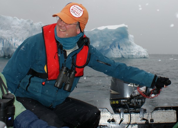 Maarten als schipper van de rubberboot